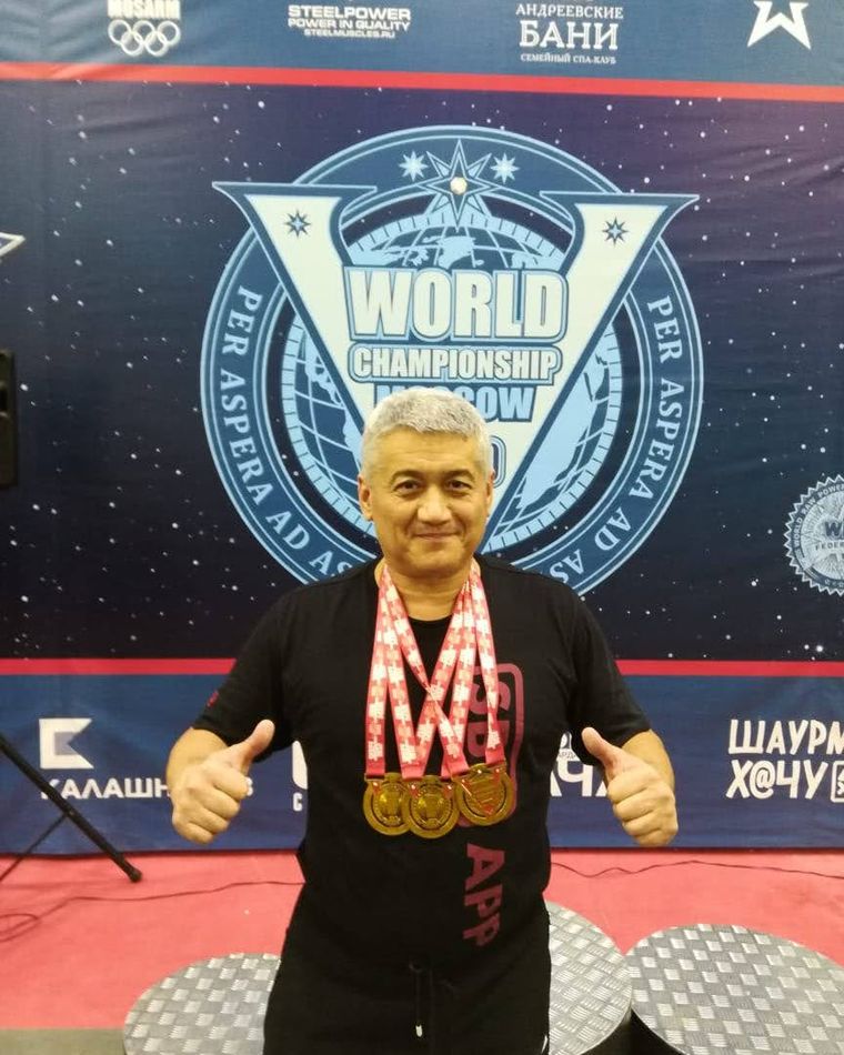 Рустам Мирзабаев с медалями чемпионата мира